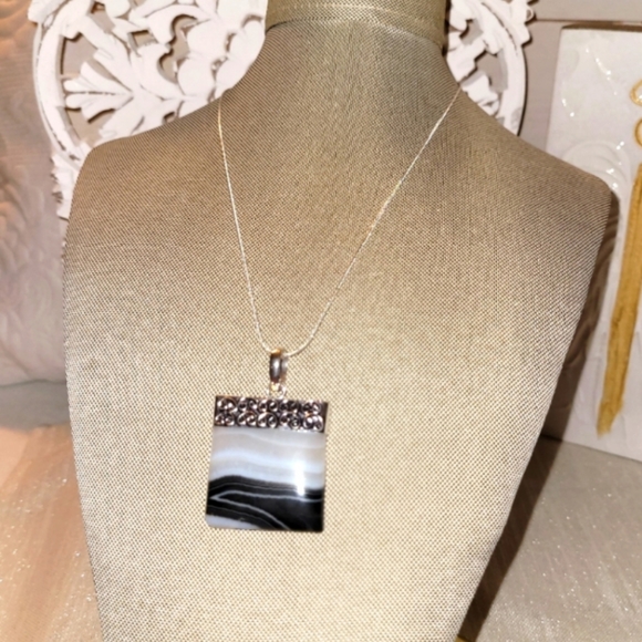 UNIQUE STERLING SILVER BANDED ONYX PENDANT AND CHAIN - Picture 3 of 3